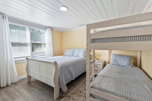 3 bedrooms, iron/ironing board, WiFi, bed sheets