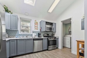 Fridge, microwave, stovetop, dishwasher