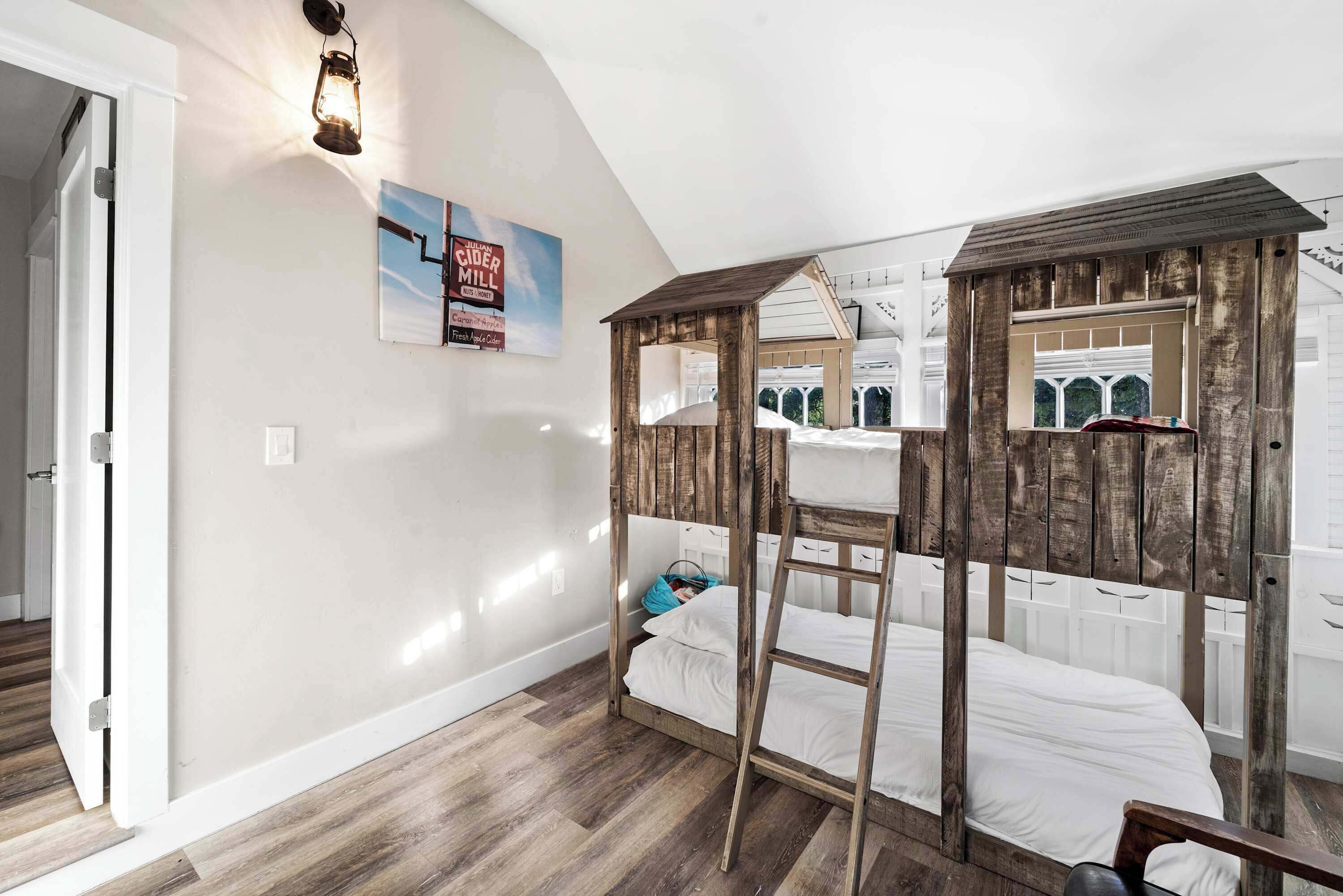 4 bedrooms, WiFi, bed sheets