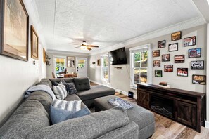 Televisie en een open haard