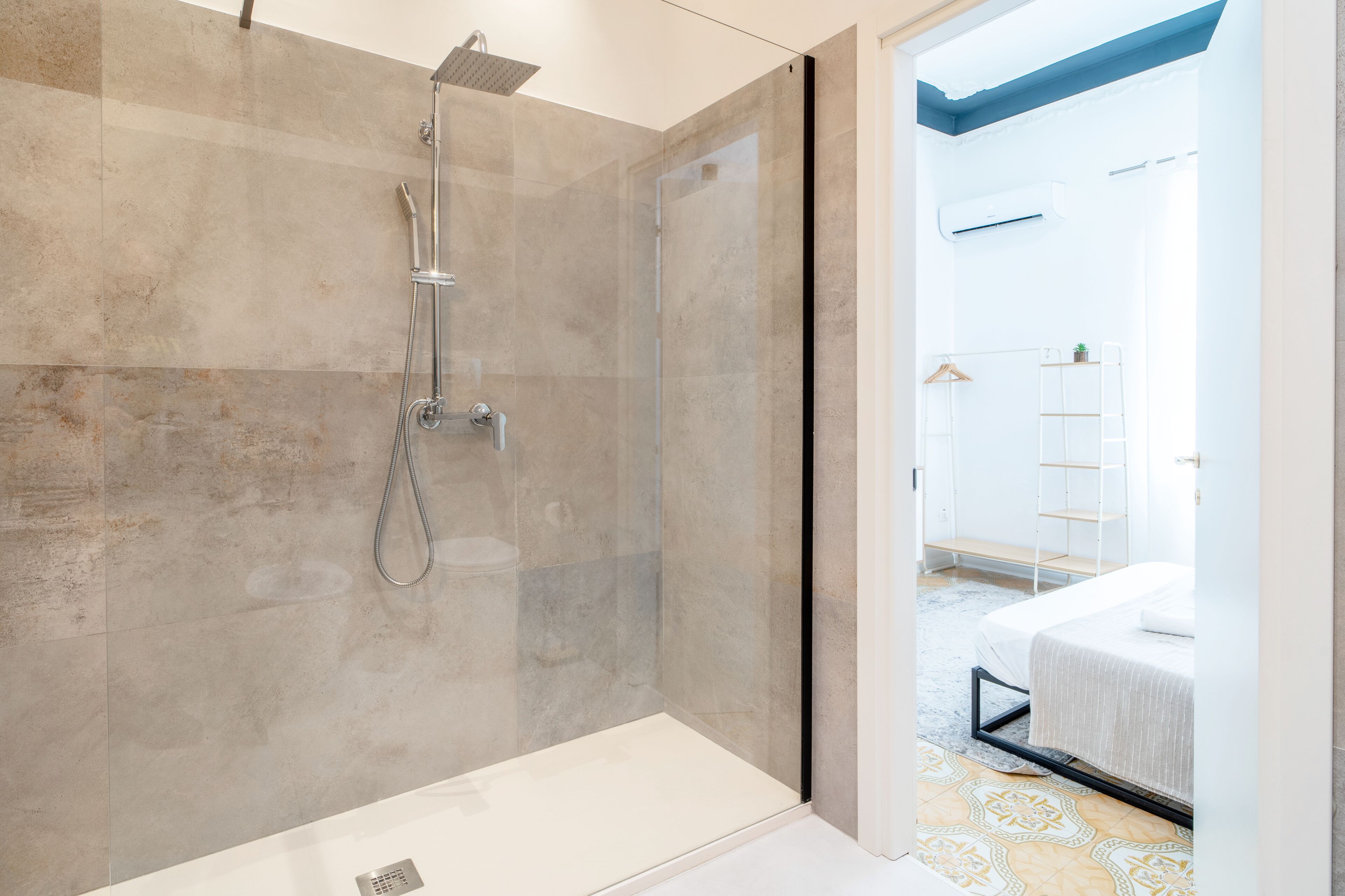 Secador de pelo, toallas, jabón y papel higiénico