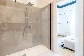 Een haardroger, handdoeken, zeep, toiletpapier