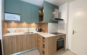 Réfrigérateur, micro-ondes, four, plaque de cuisson