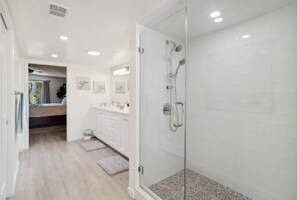 Shower, hair dryer, towels - Club Ironwood Resort Access, Desert Garden & Golf (Carefree)