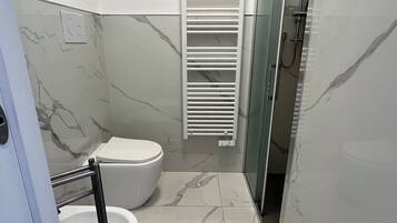 Dusche, Haartrockner, Bidet, Handtücher