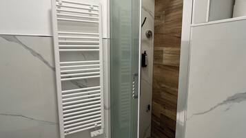 Douche, sĂšche-cheveux, bidet, serviettes fournies
