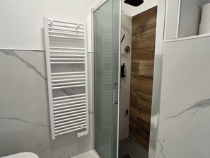 Dusche, Haartrockner, Bidet, Handtücher
