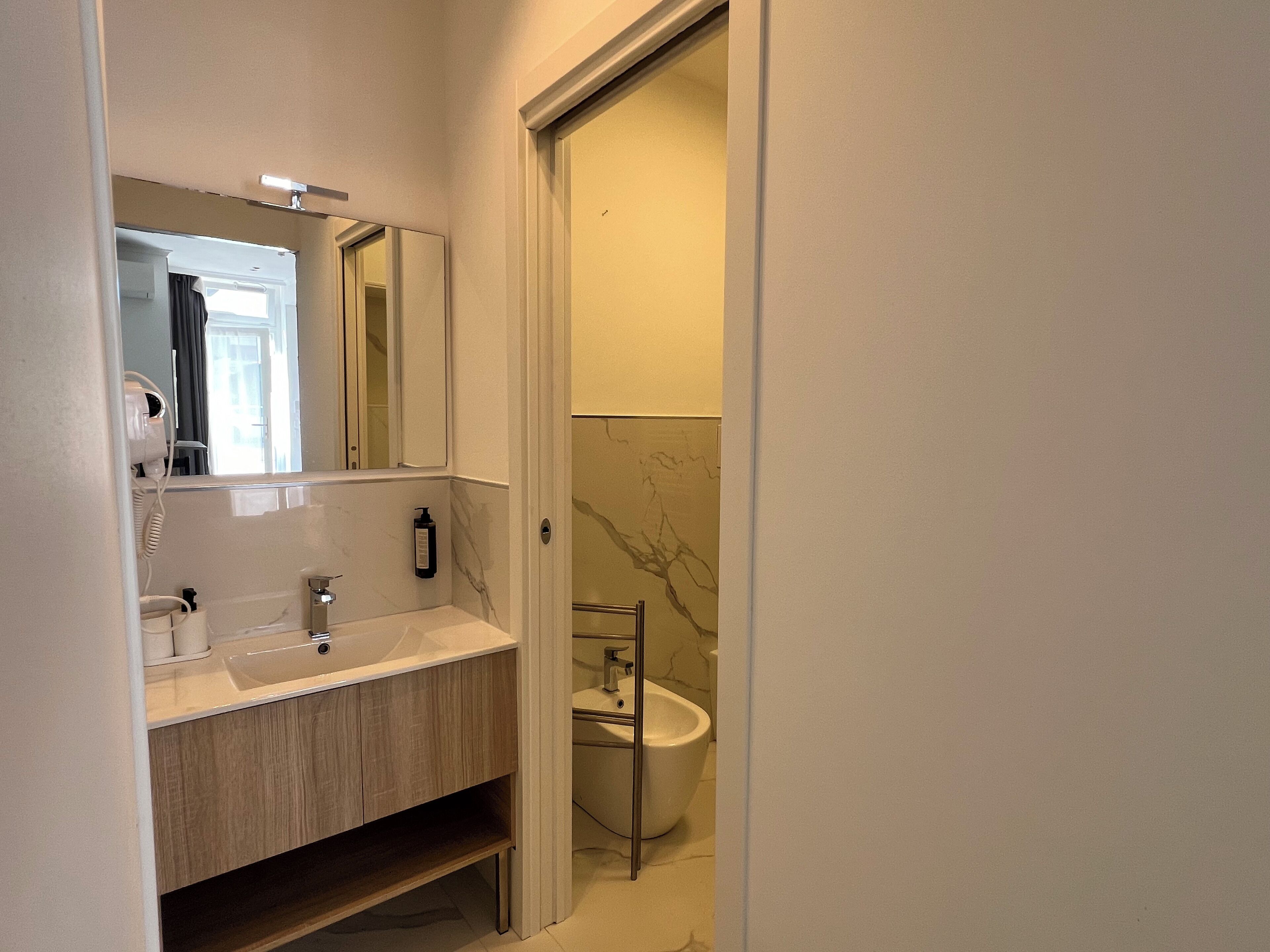 Douche, sèche-cheveux, bidet, serviettes fournies