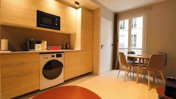 Kjøleskap, mikrobølgeovn, kokeplater og kaffetrakter/tekoker