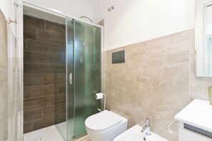 Regadera, secadora de cabello, bidet, toallas 