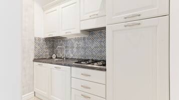 Frigorifero, forno, piano cottura, pentole/stoviglie/utensili