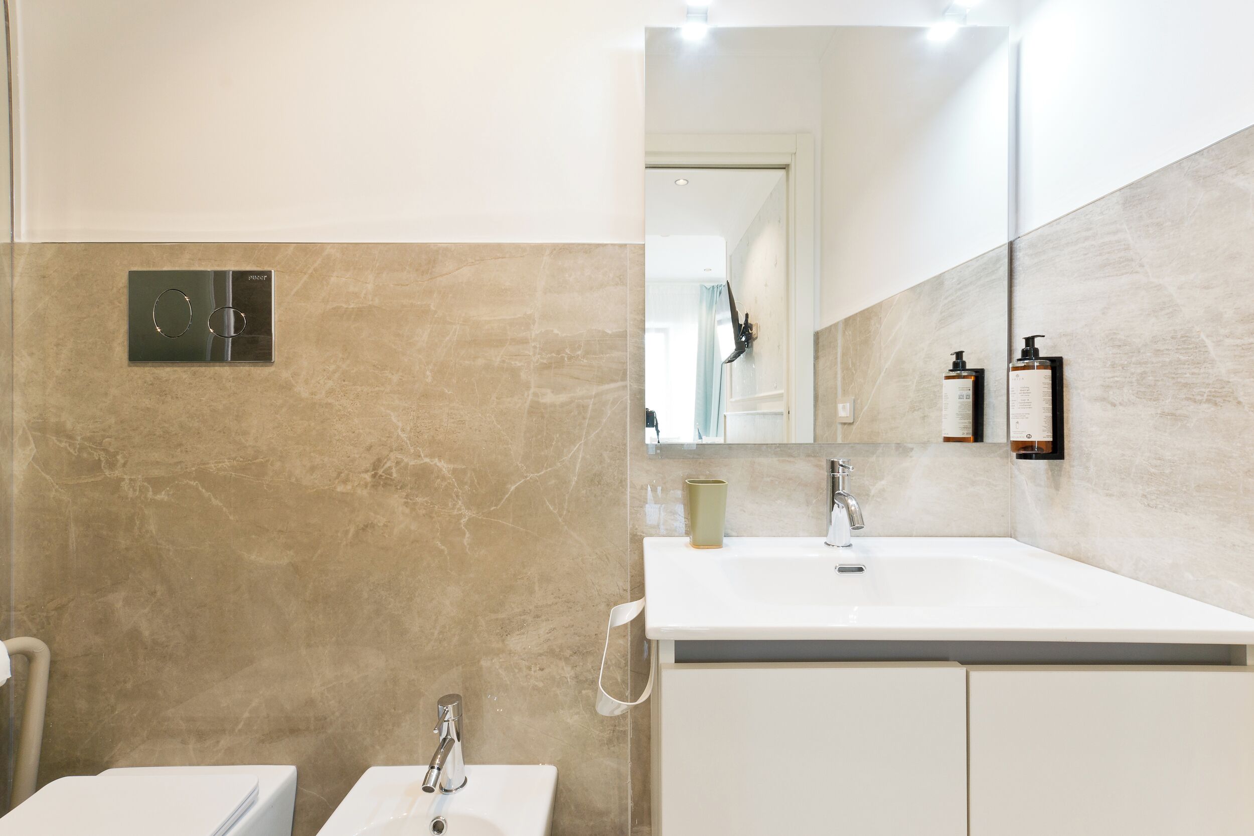 Ducha, secador de pelo, bidet, toallas
