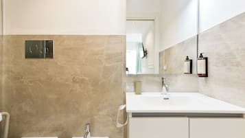 Dusche, Haartrockner, Bidet, Handtücher
