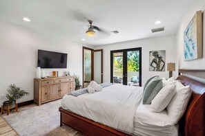 3 chambres, bureau, fer et planche à repasser, lit de bébé portatif