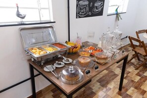 Café da manhã com buffet grátis todos os dias