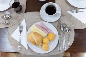 Free daily buffet breakfast