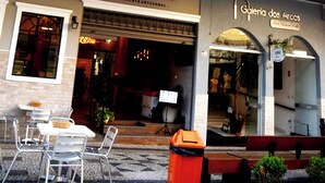 A modern building with a storefront for 'Bella Enzo' and 'Galeria dos Arcos'. - Metro Hotel (Aguas de Lindoia)