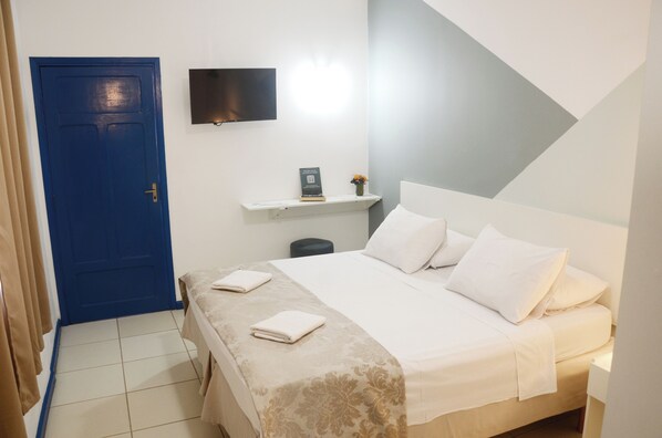 Quarto básico, 1 cama King, banheiro privativo | Wi-Fi de cortesia