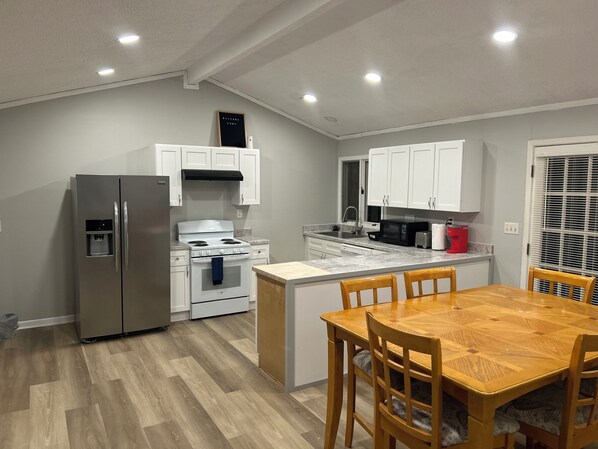 Réfrigérateur, micro-ondes, four, plaque de cuisson