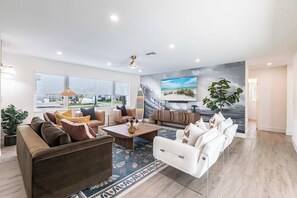 Televisio, videopelejä, työhuone