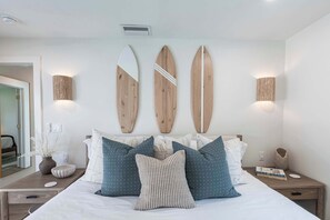 4 bedrooms, desk, iron/ironing board, travel cot - Blue Skies at Bayshore: Heated Pool, Hut Tub, Dock, Bikes, Beach Gear! (Cape Coral)