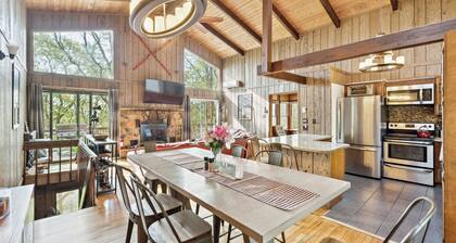 NEW! Charming Porter House in the heart of the Poconos