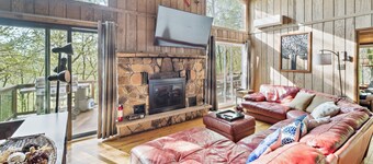 NEW! Charming Porter House in the heart of the Poconos