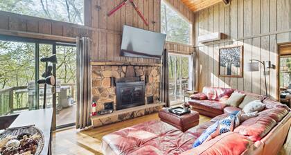 NEW! Charming Porter House in the heart of the Poconos