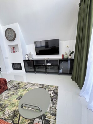 Superior Villa, Patio, Lake View | Living area
