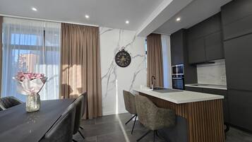 Villa de lujo, patio, vista al lago | Cocina privada | Refrigerador con congelador, microondas, horno y parrilla de estufa