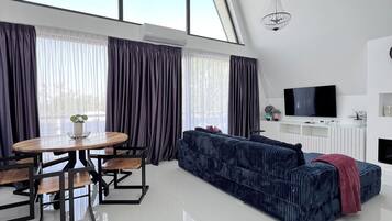 Superior-huvila, patio, järvinäköala | Ruokailu omassa huoneessa