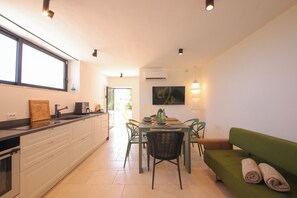 Frigorifero, forno, piano cottura, lavastoviglie