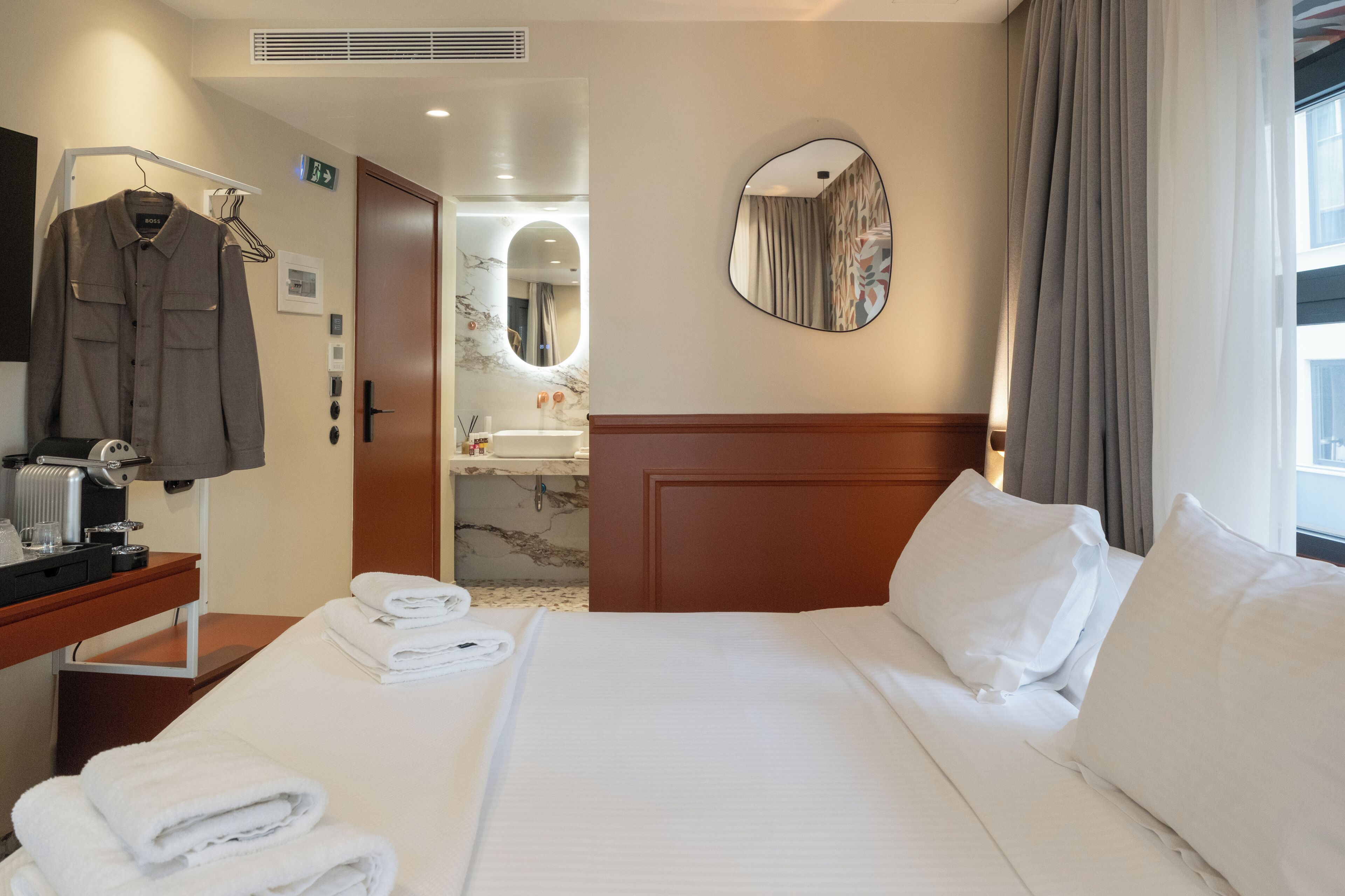 Quarto casal ou duplo, vista para a cidade | Frigobar, cofres nos quartos, Wi-Fi de cortesia, roupa de cama