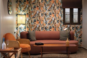 Luxury Double Room, Balcony, City View | Living area | Smart TV - ATHENS RETRO (Athens)