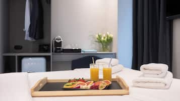 Doppia Comfort, balcone, vista città | Minibar, una cassaforte in camera, con stile personalizzato