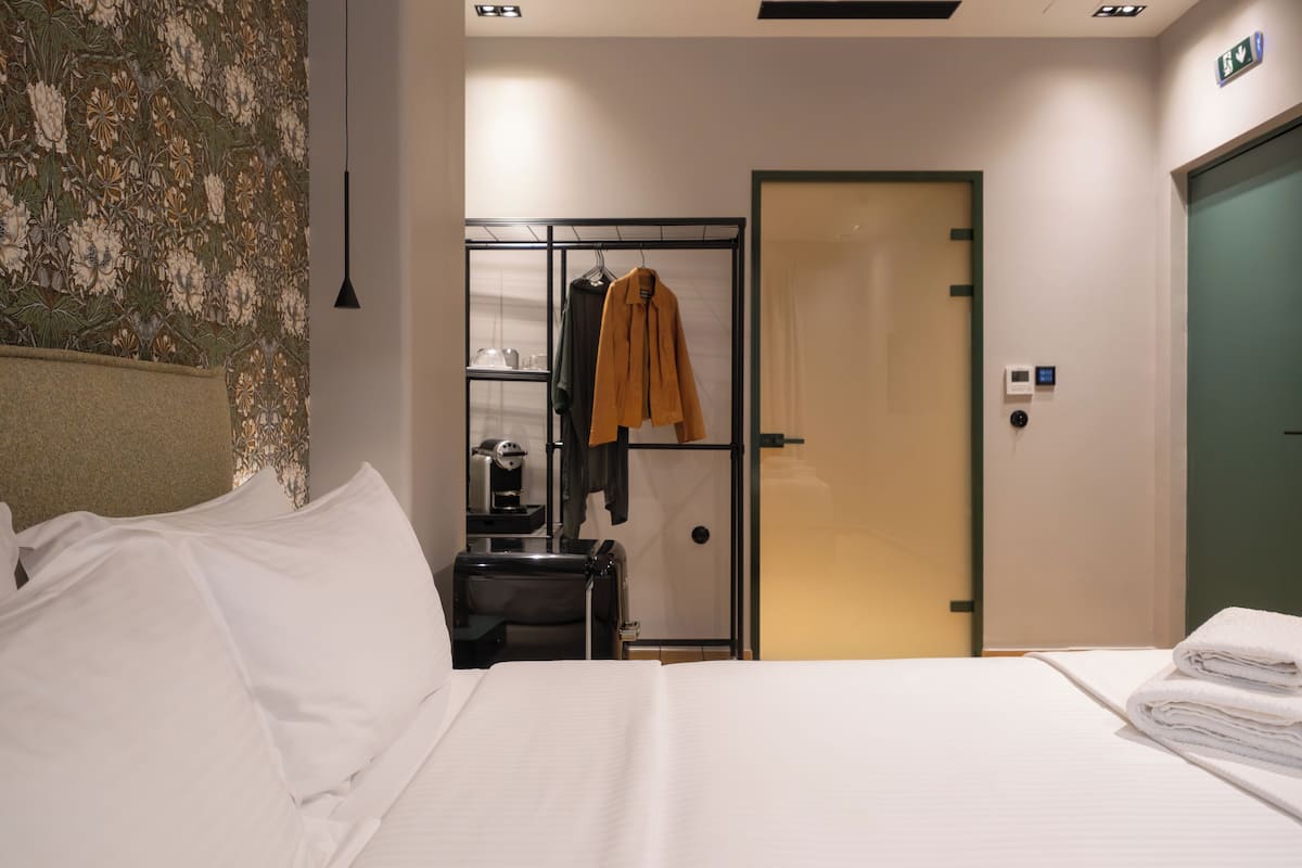 Quarto casal standard, acessível para pessoas com deficiência física | Frigobar, cofres nos quartos, Wi-Fi de cortesia, roupa de cama