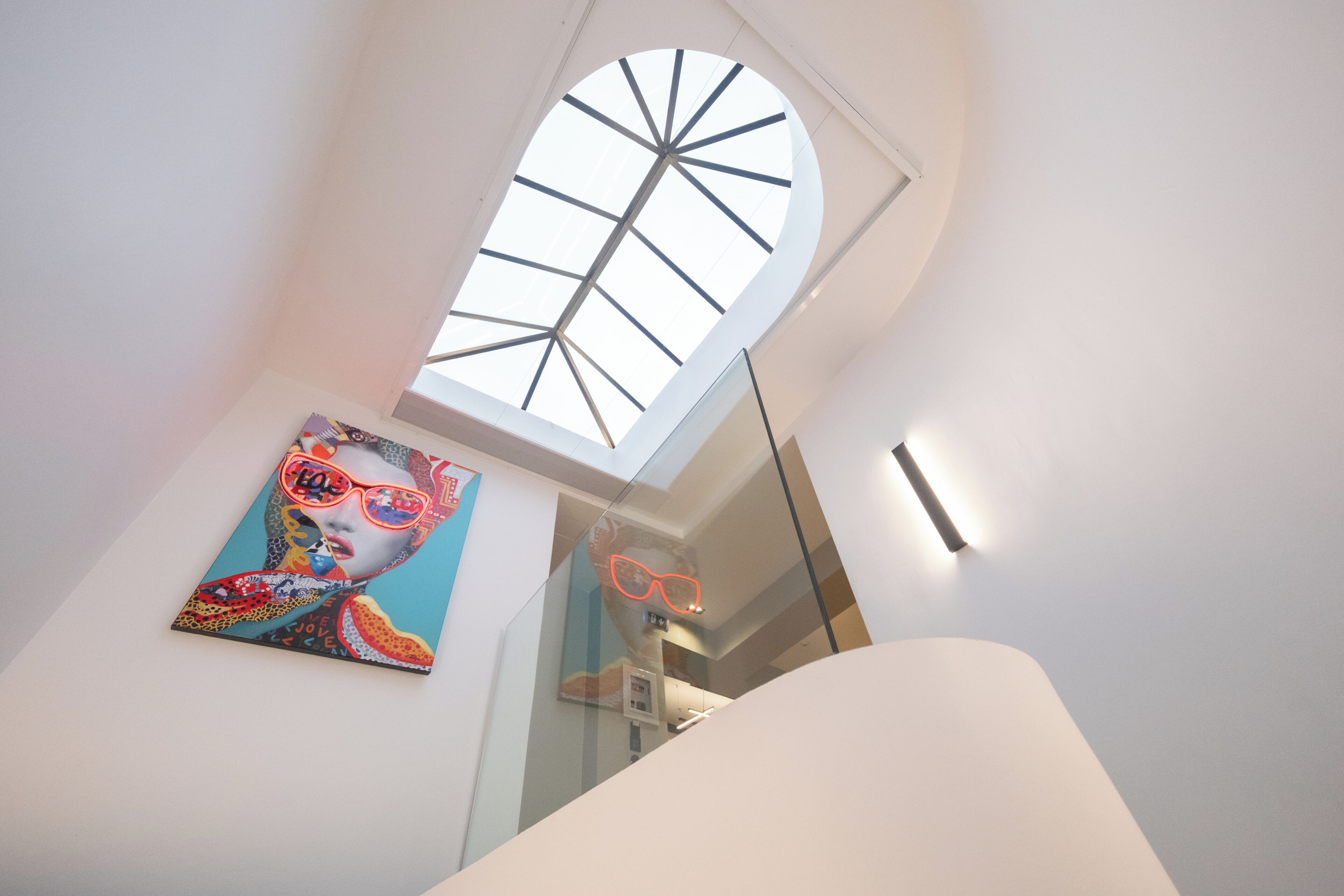 ميني بار وخزنة داخل الغرفة وبديكورات فريدة لكل غرفة وطراز فريد لكل وحدة