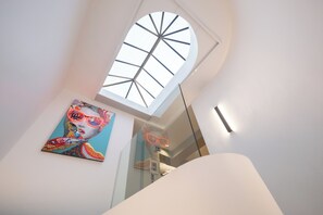 ميني بار وخزنة داخل الغرفة وبديكورات فريدة لكل غرفة وطراز فريد لكل وحدة