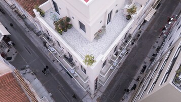 Um edifício com um pátio em formato de coração único, várias varandas e áreas de estar ao ar livre.