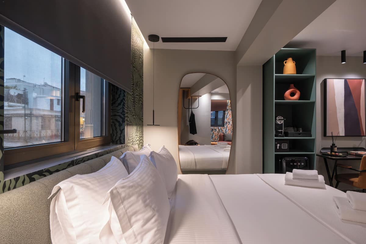 Quarto casal superluxo, sacada, vista para a cidade | Frigobar, cofres nos quartos, Wi-Fi de cortesia, roupa de cama