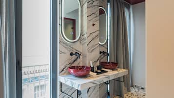 Habitación doble superior, balcón | Baño | Ducha, secador de pelo, zapatillas y toallas