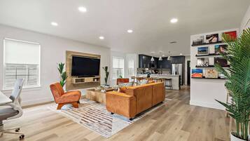 Smart TV, libros y oficina