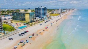 Beach - Beachfront Studio fit for a King (Daytona Beach)