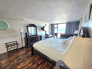 1 bedroom, iron/ironing board, WiFi, bed sheets - Beachfront Studio fit for a King (Daytona Beach)