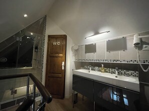 Classic Triple Room | Bathroom