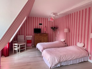 Classic Quadruple Room | Iron/ironing board, free WiFi