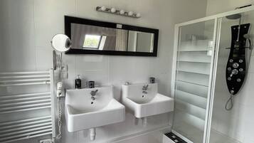 Chambre Triple Classique | Salle de bain | Douche, savon, shampoing, papier toilette