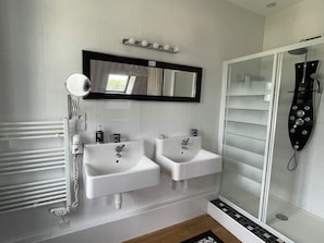 Classic Triple Room | Bathroom | Shower, soap, shampoo, toilet paper
