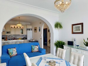 Apartment, 2 Schlafzimmer, Meerblick | Wohnbereich