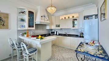 Departamento, 2 habitaciones, vista al mar | Cocina privada | Cafetera de espresso y tetera eléctrica